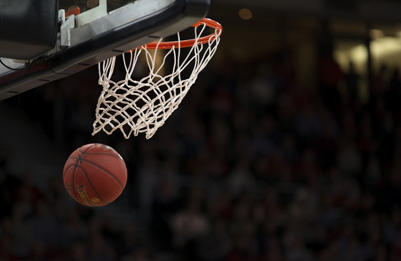 2026年NBA总决赛湖人队与凯尔特人队关键回合，詹姆斯突破上篮